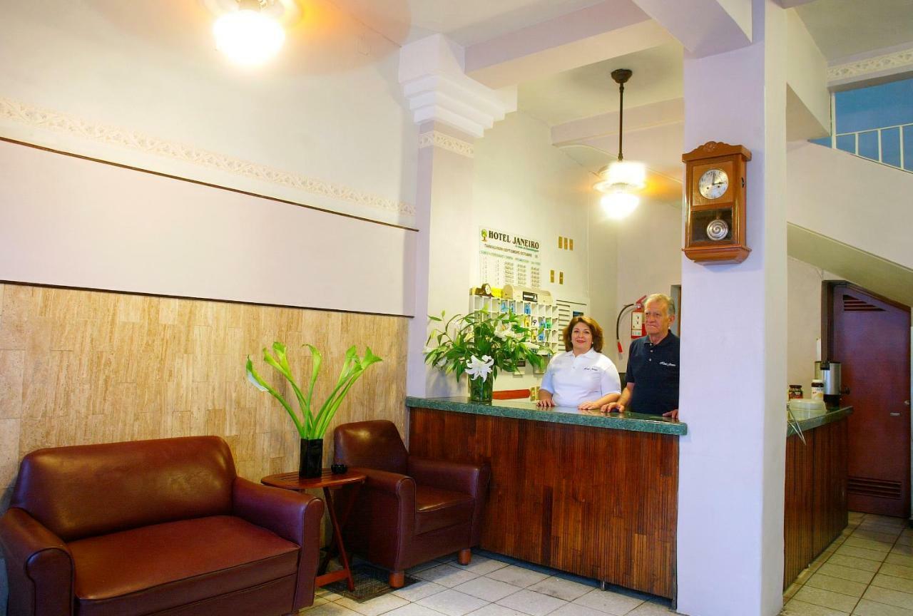 Hotel Janeiro Guadalajara Bagian luar foto