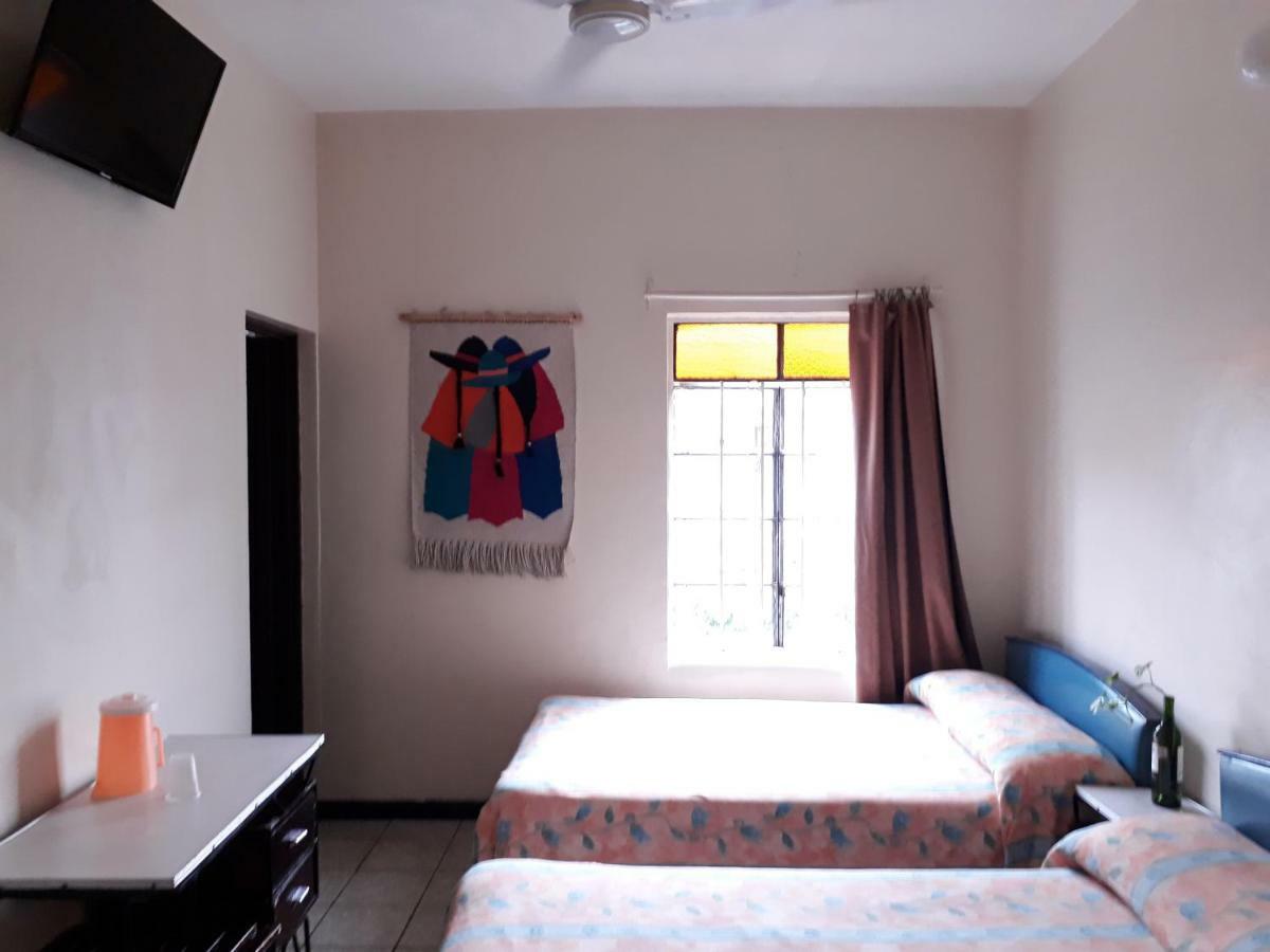Hotel Janeiro Guadalajara Bagian luar foto